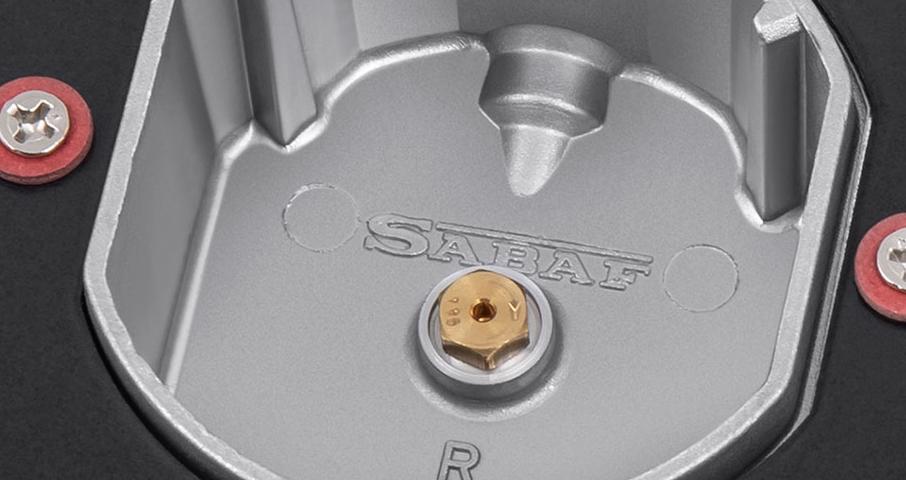 Все газовые панели укомплектованы итальянскими горелками SABAF и французскими жиклерами SOURDILLON, производители которых, являются мировыми лидерами по производству комплектующих для газовых панелей.