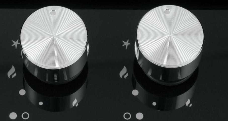 Управление происходит с помощью тяжелых цельнометаллических полнотелых ручек управления.