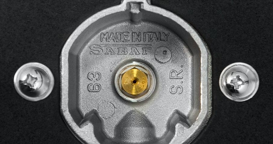 Все газовые панели укомплектованы итальянскими горелками SABAF и французскими жиклерами SOURDILLON, производители которых, являются мировыми лидерами по производству комплектующих для газовых панелей.