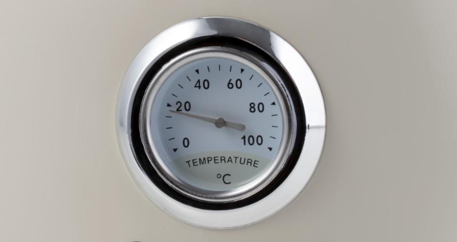 Стильный круглый термометр с&nbsp;циферблатом.