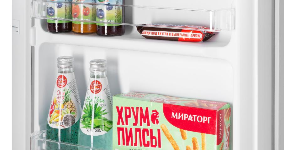 Глубокие и вместительные полки для бутылок на двери.