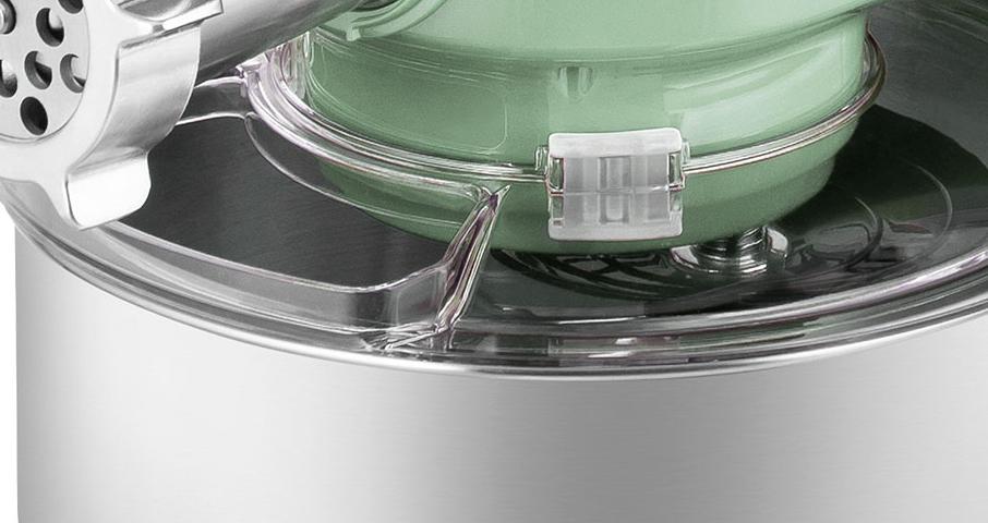 Загрузочная горловина в&nbsp;крышке чаши позволяет добавлять продукты прямо во&nbsp;время смешивания.
