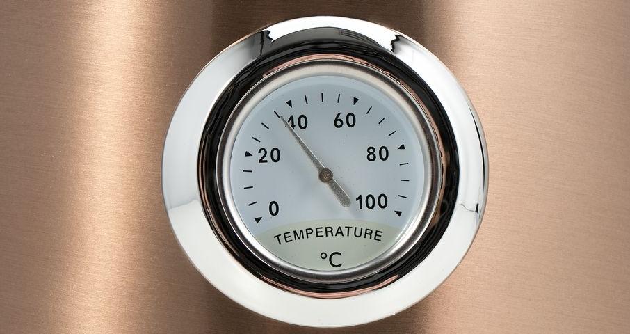 Термометр с&nbsp;индикатором уровня воды находится непосредственно на&nbsp;корпусе чайника.